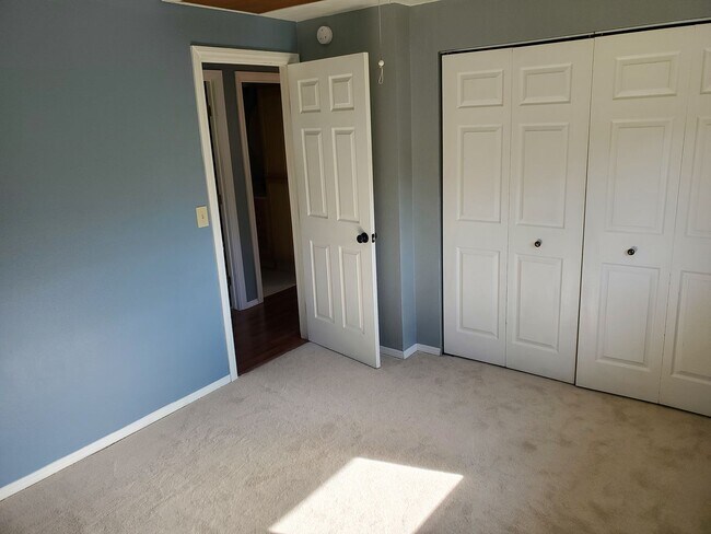 Building Photo - Versatile 4BR/2BA Split-Level South Hill H...