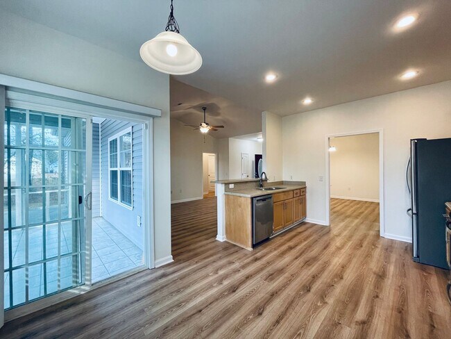 Building Photo - 3/2 single family - quiet neighborhood - updated and ready to move in!