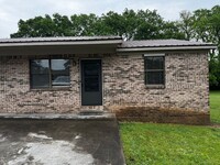 Building Photo - 2 Bedroom 1 Bath in a triplex