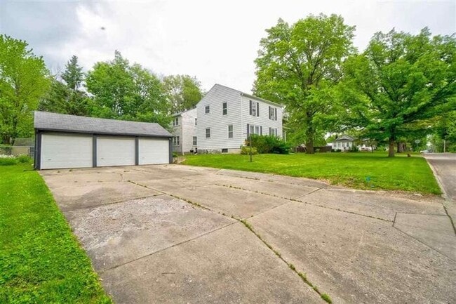 Building Photo - $1,200 | 2 Bedroom, 1 Bathroom 1st Floor A...