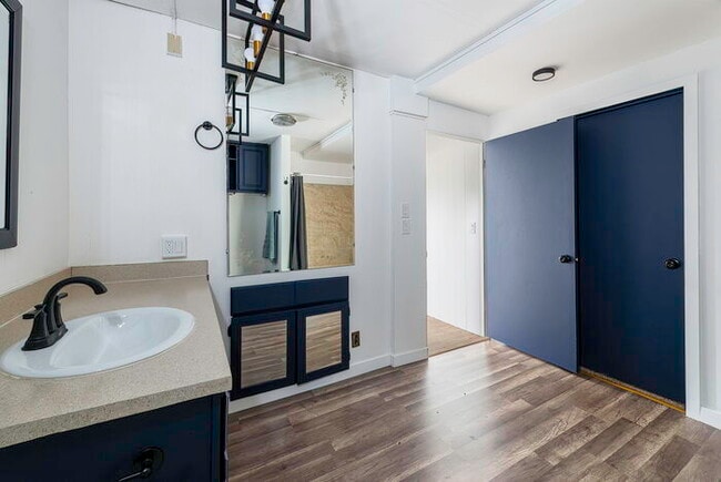 Building Photo - BEAUTIFUL CABIN STYLE HOME ACROSS FROM SILVER LAKE