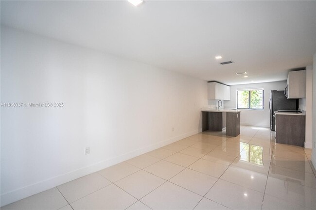 Building Photo - 1985 Bay Dr