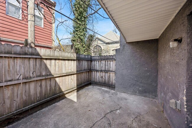 Building Photo - 2BR/3BA House | Updated Kitchen | Low Upfront Cost