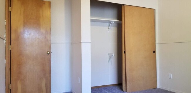 Building Photo - Refreshed and Move in ready 04/20/2026 - 4 bedrooms in Lacey - North Thurston School district.