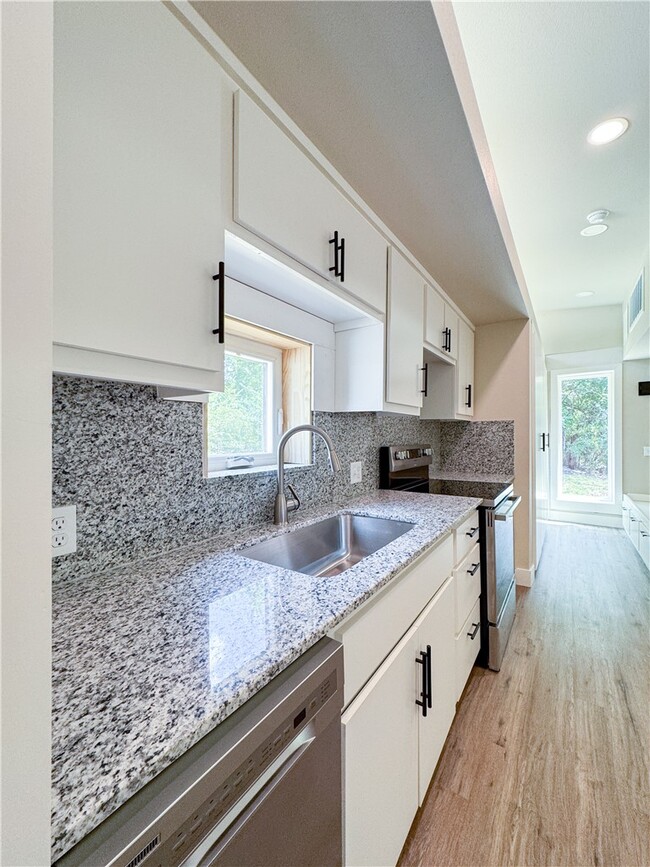 Building Photo - 1111 S Ray Ave