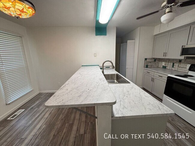 Building Photo - 6421 Orchard View Ln