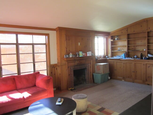 Building Photo - Classic Home Near Golf Course