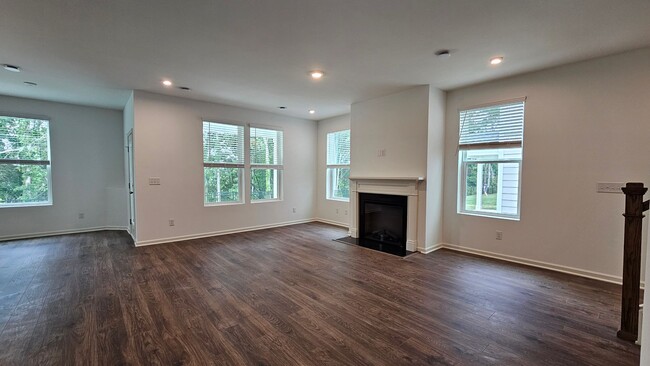 Building Photo - Spacious like new home in Hermitage FOR LEASE