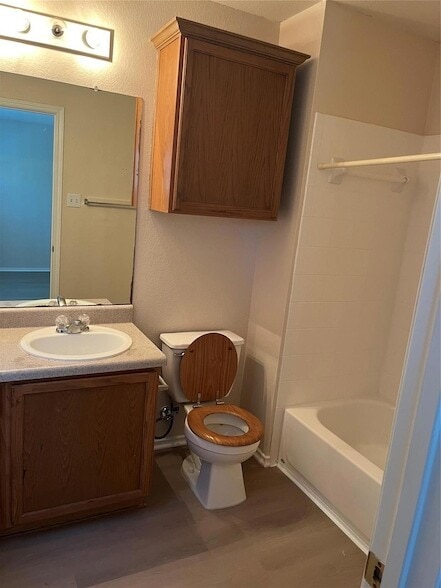 Building Photo - 513 Crater Lake Dr