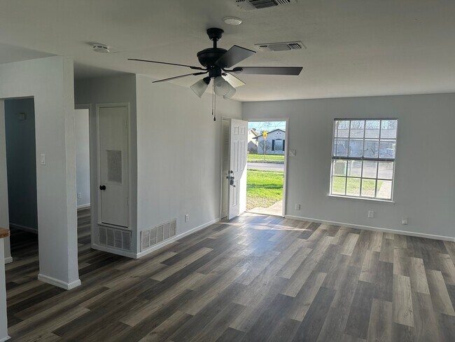 Building Photo - 115 Meadow Trail Dr