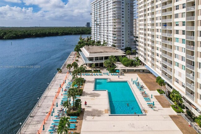 Building Photo - 300 Bayview Dr