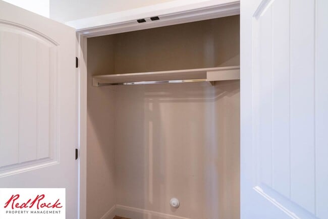 Building Photo - 3 Bedroom Townhome In Southgate Community