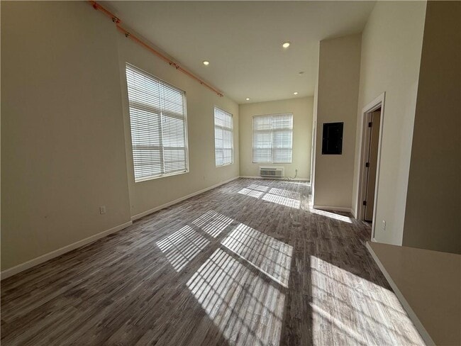 Building Photo - 327 Pine St