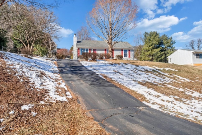 Building Photo - 518 Hillview Dr