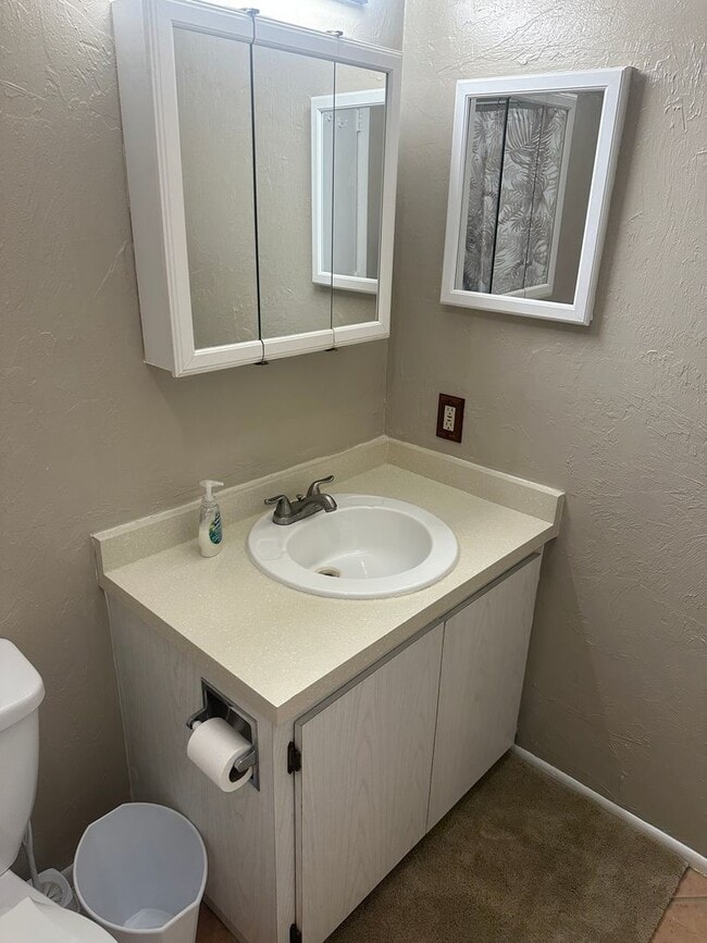 Building Photo - 2 Bedroom Condo with One Car Garage