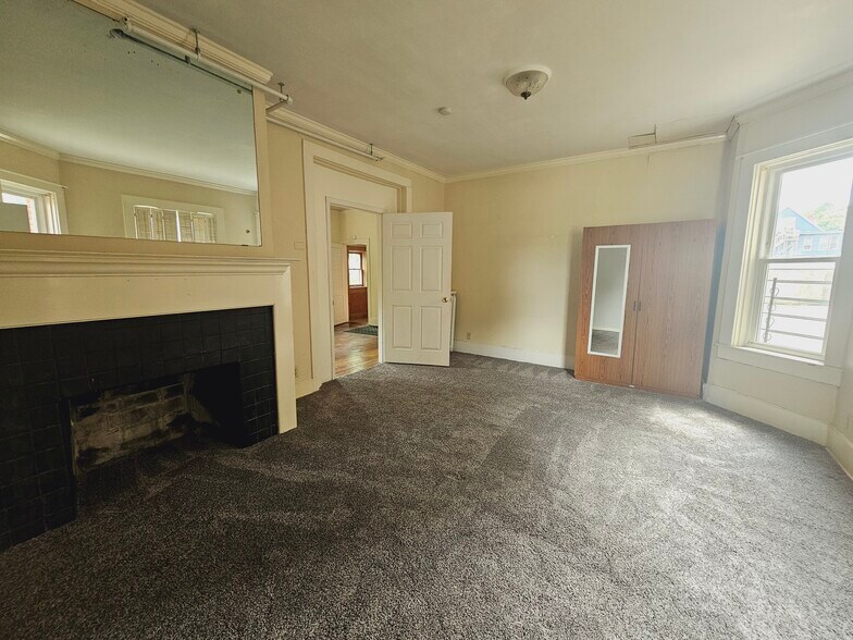 Building Photo - 333 W 6th St