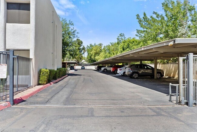 Building Photo - One Bedroom One Bath in Phoenix!