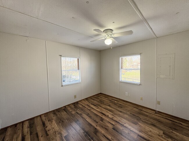 Building Photo - 836 Commerce St