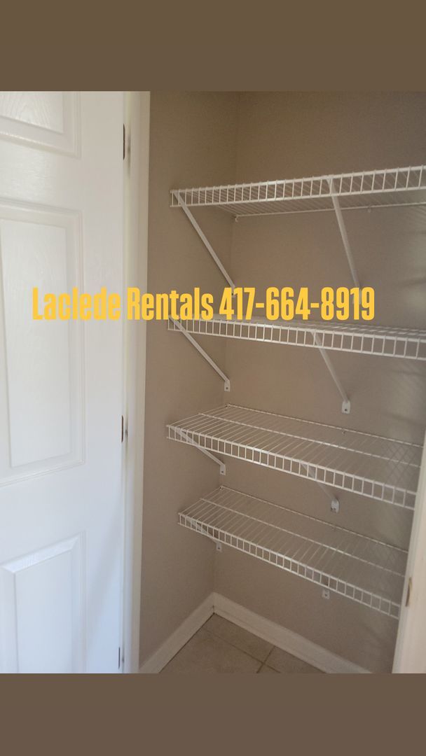 Building Photo - 2 bedroom 2 bathroom duplex with garage fo...