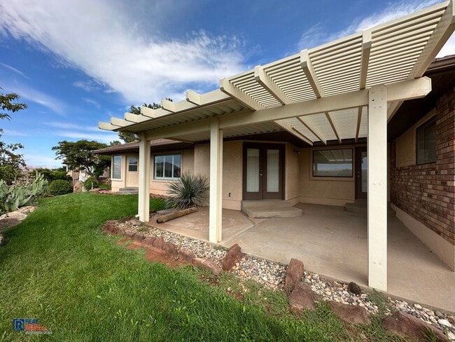 Building Photo - Legacy Townhome