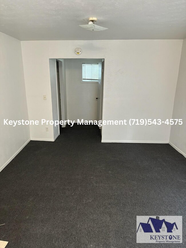 Building Photo - Small Dog Welcome! AC Unit Included! Studio Near Downtown $700/$700
