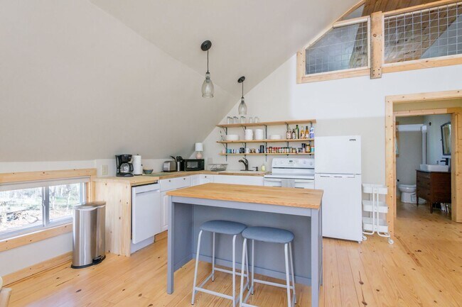 Building Photo - Barn-Style Modern Farmhouse with Mountain Views in Candler — 30 Minutes to Downtown Asheville
