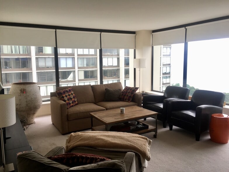 Living Room - 5445 N Sheridan Rd