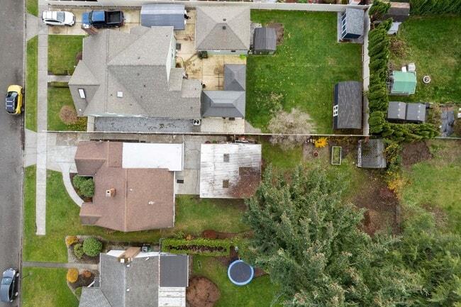 Building Photo - Charming 3BR Home with Private Yard in Puyallup
