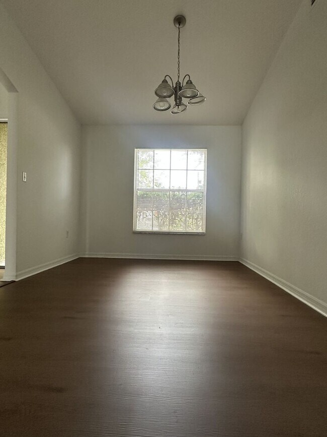 Building Photo - Spacious 4 bed 2 bath, 2 car garage with fenced-in backyard in Poinciana Neighborhood