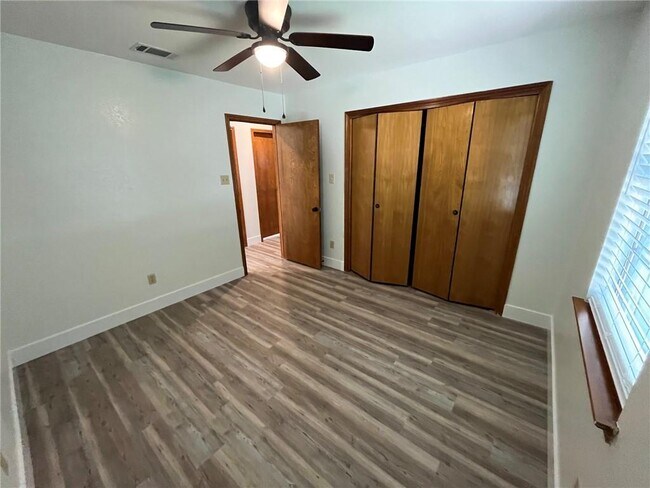 Building Photo - 2401 Silver Spur Dr