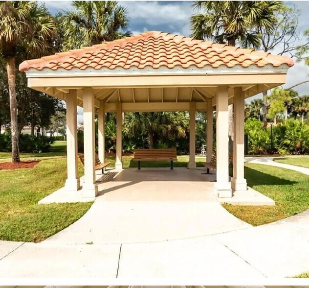 Building Photo - 384 Pindo Palm Dr