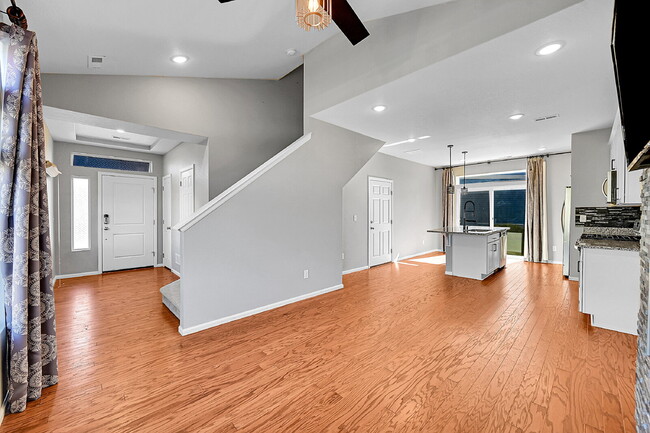 Building Photo - $2,595.00, 2-bed, 2.5-bath located in Aurora.