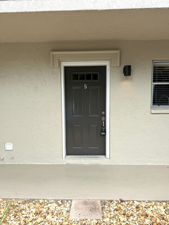 Building Photo - Charming 2-Bed/1-Bath First-Floor Condo in Gated Sarasota Community!