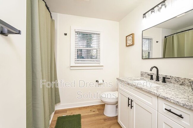 Building Photo - 2422 Queen St