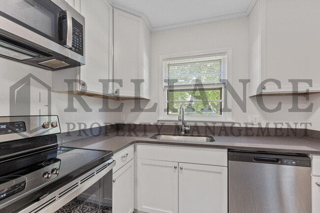 Building Photo - 653 Harding St