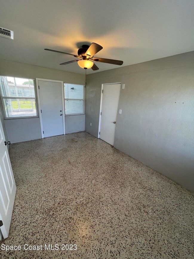 Building Photo - 303 Sharon Dr
