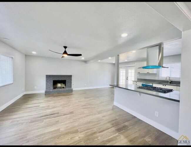 Building Photo - REMODELED 3 bed 2 bath in SW