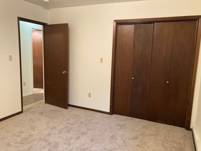 Building Photo - 3 Bedroom Ranch Style Home in Rogers Park!