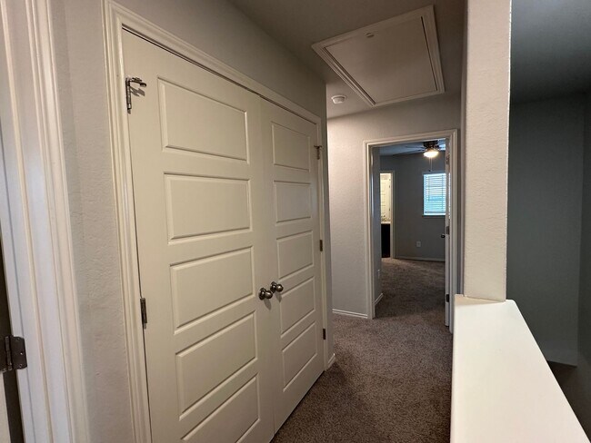 Building Photo - Luxury Townhome