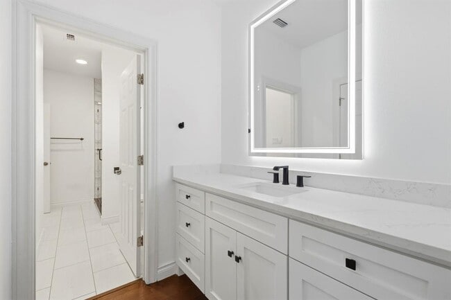 Building Photo - 1213 Grosvener Ct