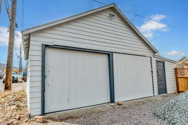 Building Photo - 2738 Pine St