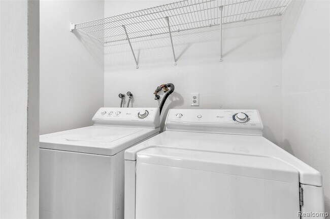 Building Photo - 8165 Leonard Dr