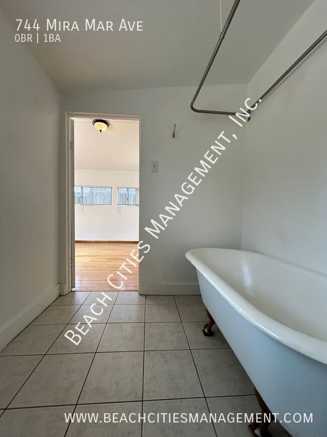 Building Photo - 744 Mira Mar Ave