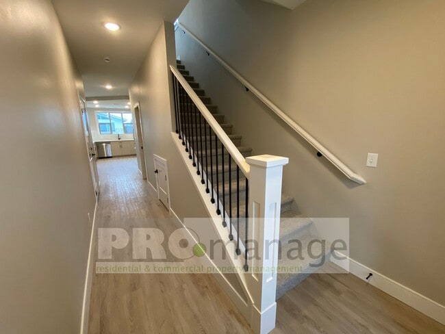 Building Photo - Townhouse with 3 bedrooms / 2 bathrooms in...