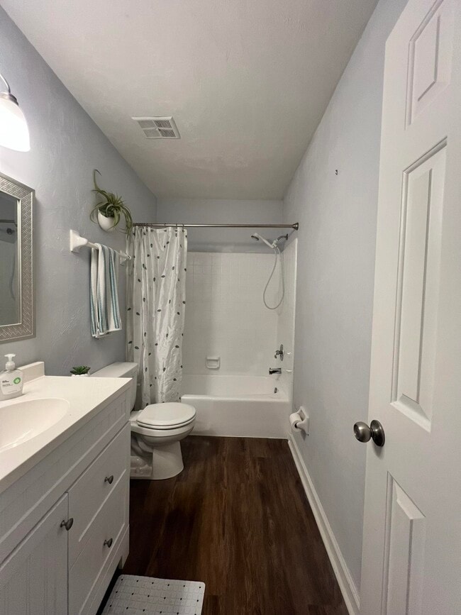 Building Photo - 1000 Holland Dr