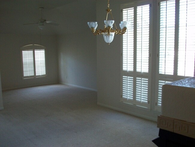 Building Photo - 601 Llama Tr