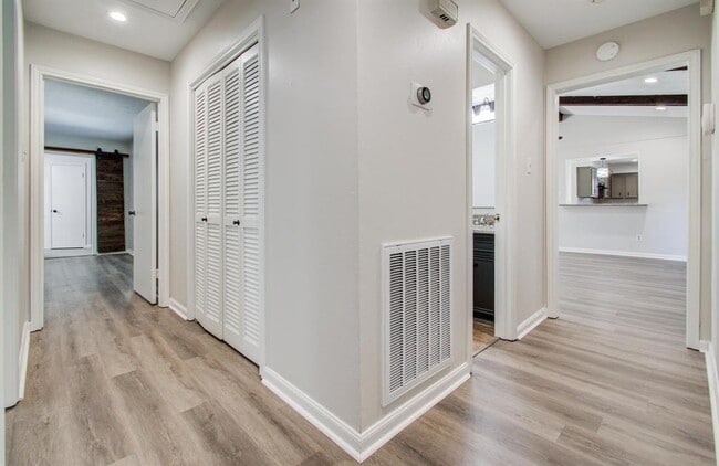 Building Photo - 3706 Brookbank Dr