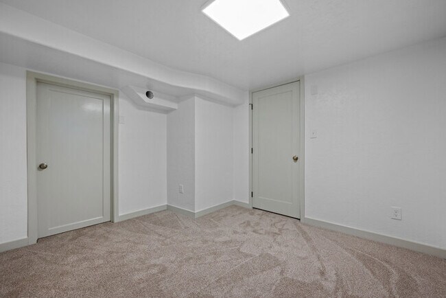 Building Photo - 840 W Montague Ave