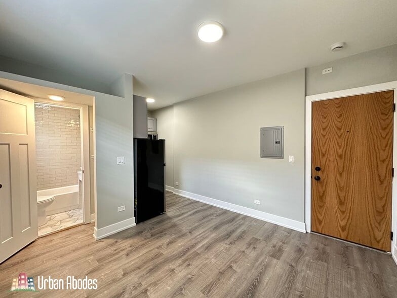 Building Photo - 501 W Belmont Ave