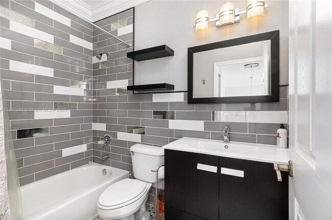 Building Photo - 208 SE 15th St